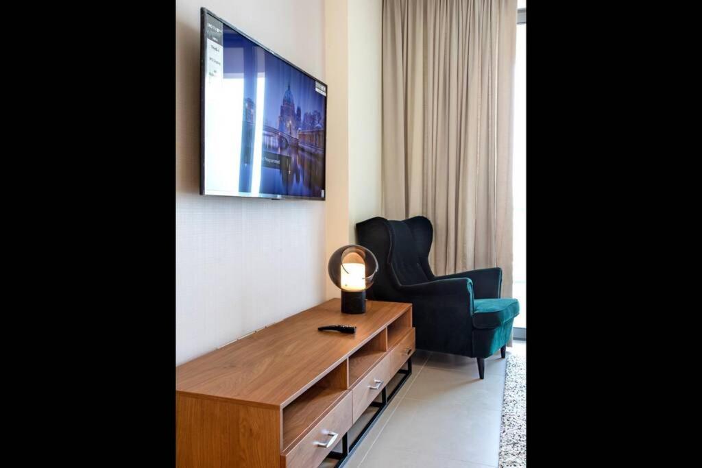 A Luxury Aprt 2 Bedrooms Balcony With Wonderful View Mall Access Hi Speed Wifi Beach Access & Much More For Family Only Samaheej 외부 사진
