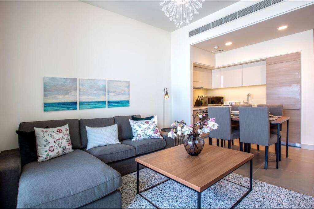A Luxury Aprt 2 Bedrooms Balcony With Wonderful View Mall Access Hi Speed Wifi Beach Access & Much More For Family Only Samaheej 외부 사진